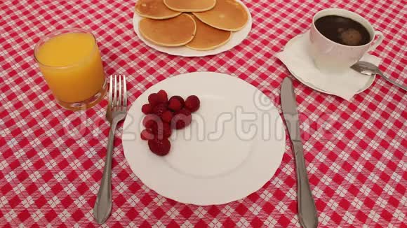 草莓奶油煎饼早餐视频的预览图