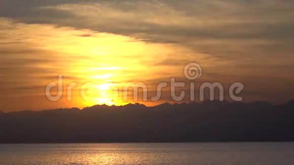 吉尔吉斯斯坦伊塞克库尔湖上美丽的日落和遥远的山脊线4K视频的预览图