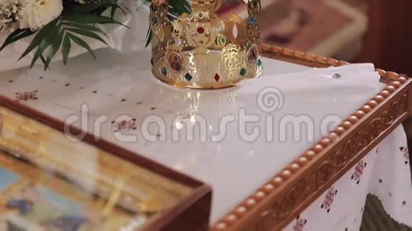 参加教堂婚礼的皇冠视频的预览图