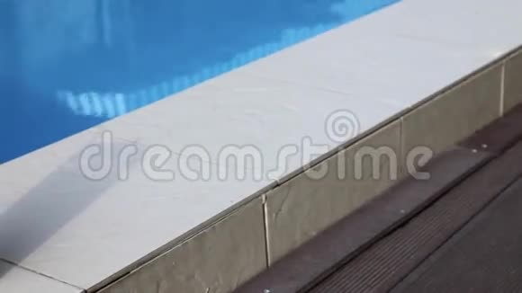 泳池附近有鸡尾酒冰沙视频的预览图