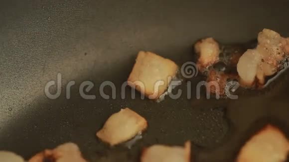 煎锅上的培根片被烤焦了视频的预览图