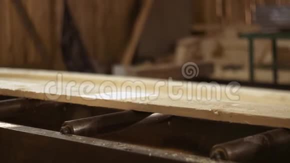 木工板在锯木厂进磨机视频的预览图