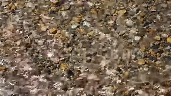 小溪底部五颜六色的岩石视频的预览图