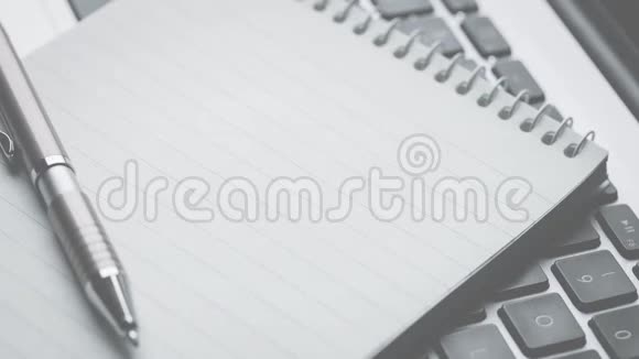 背景中笔记本钢笔和键盘上办公物品的彩色图标视频的预览图