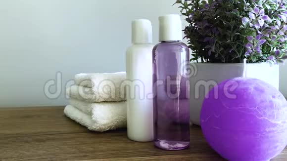 毛巾和淋浴凝胶在白色桌子上复制空间在浴室背景视频的预览图