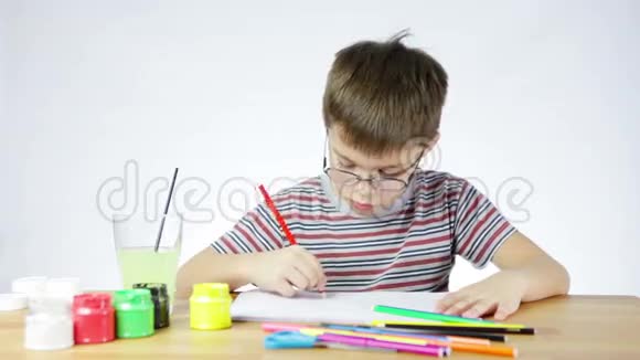 男孩画了一幅铅笔的画视频的预览图