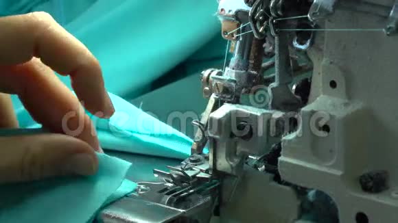 工厂女裁缝工作和工业缝纫机4K视频视频的预览图