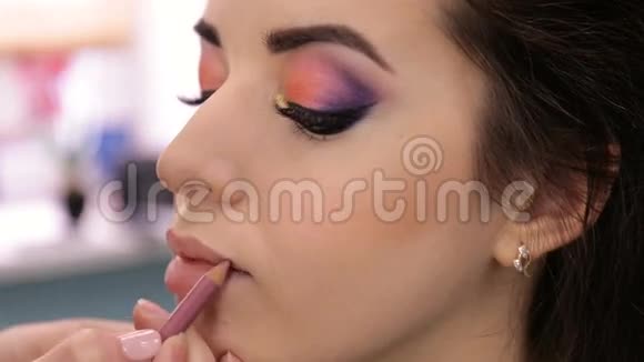 化妆师做化妆面部特写视频的预览图