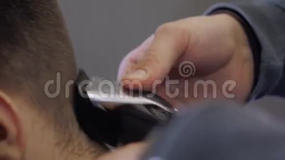 理发店理发的年轻人理发店客户发型设计师视频的预览图