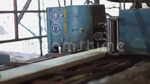 木制品工厂机器上切割金属圆锯的木板视频的预览图