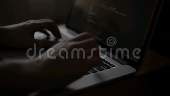 黑客使用带有二进制代码的笔记本电脑创建病毒视频的预览图