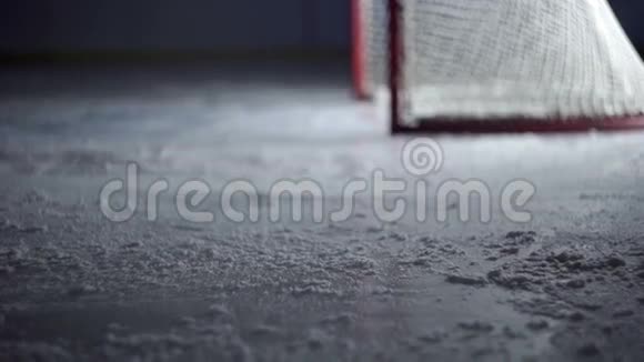 冰上曲棍球运动员的特写镜头急剧减速视频的预览图