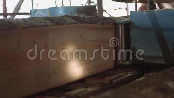 木制品厂用机器切割金属圆锯视频的预览图