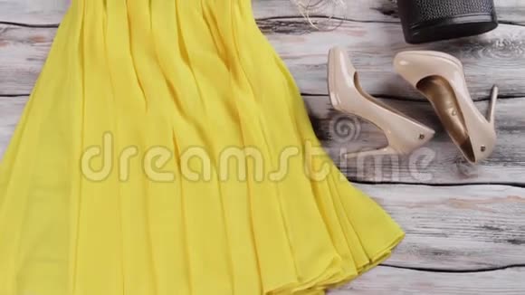黄色连衣裙和鞋跟视频的预览图