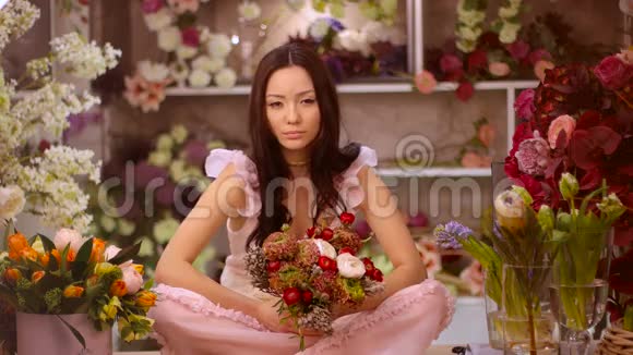 女人和鲜花有花束的亚洲女孩视频的预览图