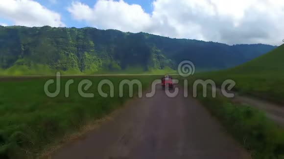 在爪哇的布罗莫火山的一个荒凉地区开车视频的预览图