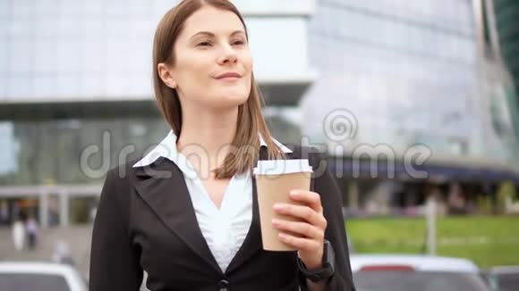 在市中心穿西装的女商人职业女性商业区摩天大楼喝咖啡视频的预览图