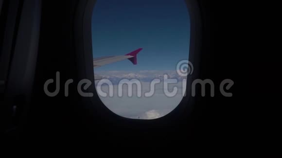 飞机机翼下的云和喜马拉雅山视频的预览图