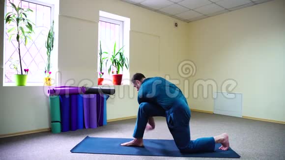 运动运动员从事瑜伽视频的预览图