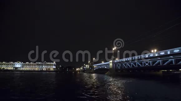 城市夜间河桥景观灯光旅游船时光流逝视频的预览图