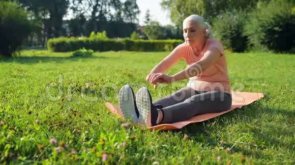 漂亮的老妇人在公园里做运动视频的预览图