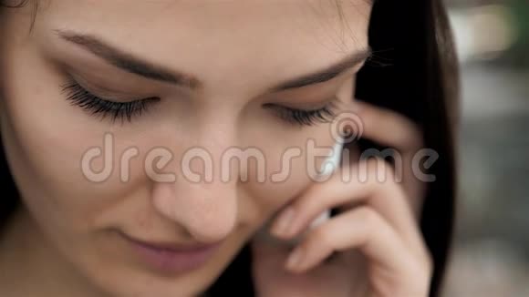 一位漂亮的黑发商务女性在办公室打电话一位美丽的阿拉伯顾问视频的预览图
