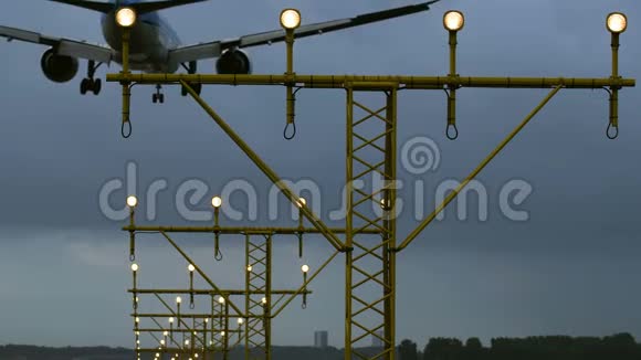 宽体商业飞机接近机场视频的预览图