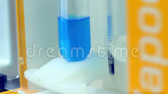 化学反应实验室研究实验室烧瓶中的蓝色液体旋转视频的预览图