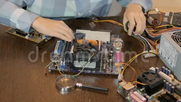 学习计算机设备的青少年添加RAM视频的预览图