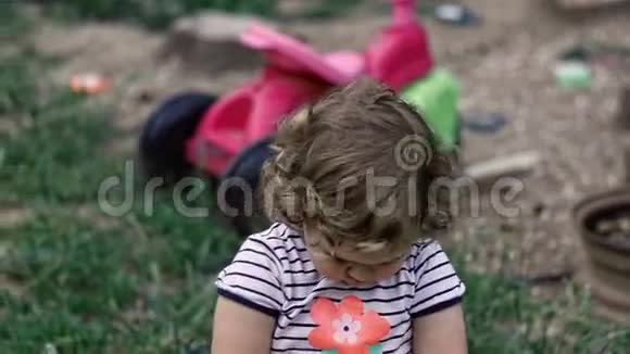 小女孩和镜头一通话视频的预览图