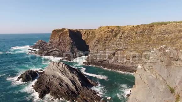 波浪和风景如画的悬崖鸟瞰葡萄牙视频的预览图
