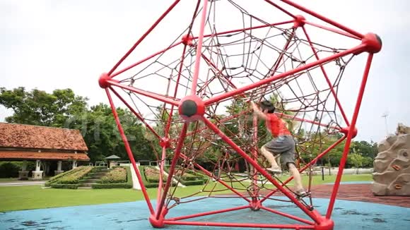 亚洲小孩在操场上爬绳梯视频的预览图