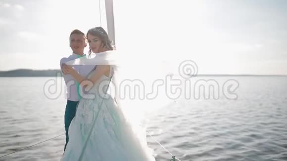 游艇上的白人结婚夫妇视频的预览图
