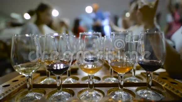 品酒各种葡萄酒瓶装葡萄酒由酒杯专业品尝视频的预览图
