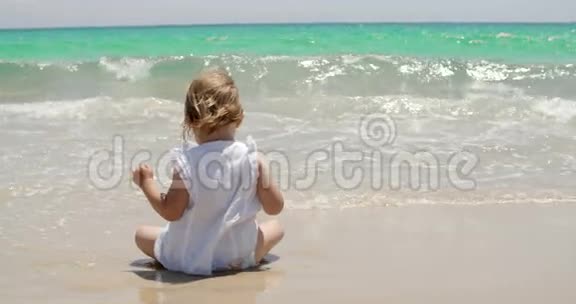 可爱的少女在冲浪中划桨视频的预览图