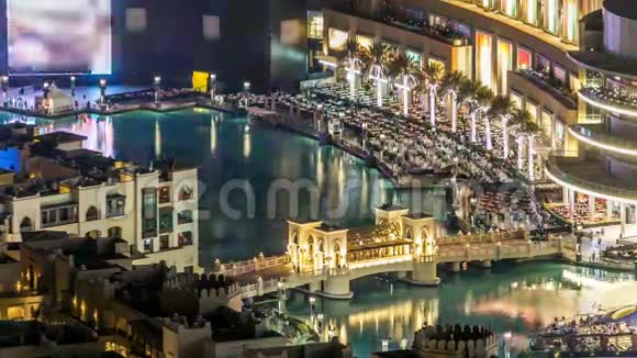 阿联酋迪拜市中心人工湖时间推移桥的全貌视频的预览图