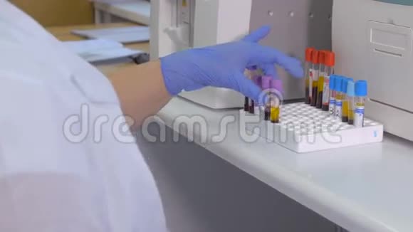 实验室技师操作试管使用现代化医疗设备在实验室检测血样视频的预览图