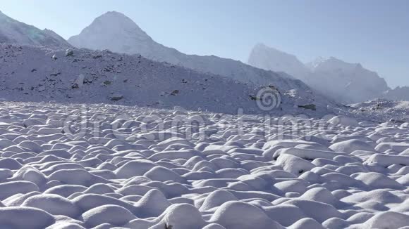 降雪清晨全景喜马拉雅山脉4k视频的预览图