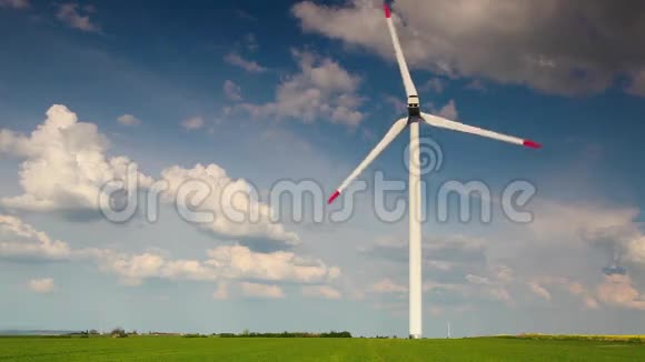 风力涡轮机在弹簧场上视频的预览图