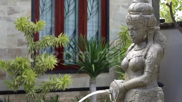 巴厘岛住宅花园中的女性雕塑流出的水印度尼西亚巴厘很适合背景视频的预览图