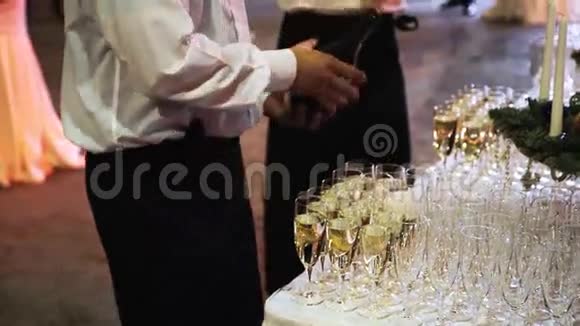 服务员在1号玻璃杯里倒香槟视频的预览图