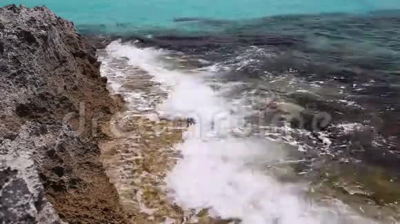 蔚蓝的大海一片虫族的海洋在海岸线的背景下海浪拍打着岩石海岸视频的预览图