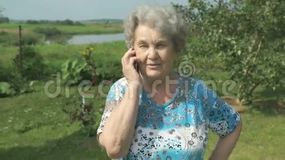 80年代的老妇人在手机上说视频的预览图