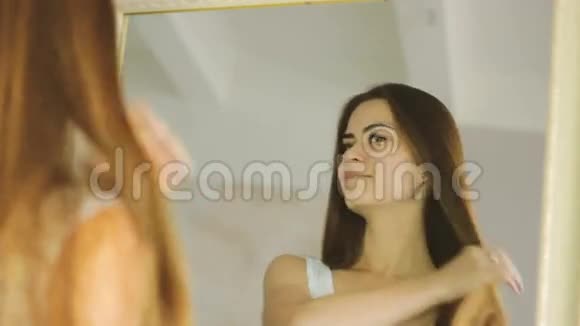 独自化妆的年轻成年妇女视频的预览图