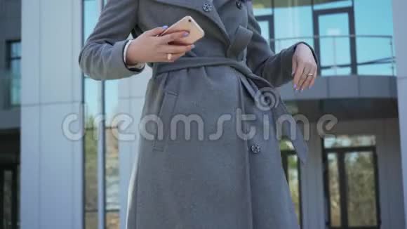 一位年轻漂亮的白种人商务女性走出办公楼视频的预览图