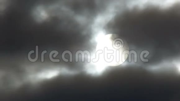 万圣节的太阳和云彩的背景视频的预览图