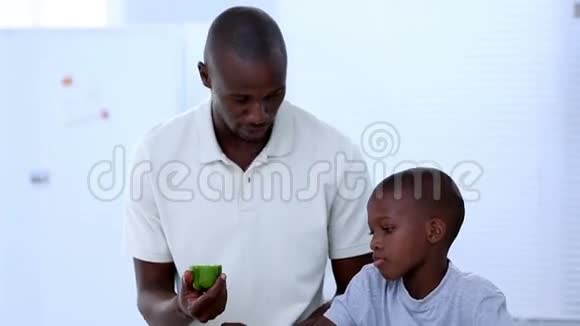父亲和儿子选择蔬菜视频的预览图