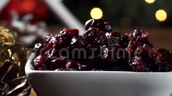 干杏子灰坑和干浆果在一个碗在板上模糊的圣诞节背景视频的预览图