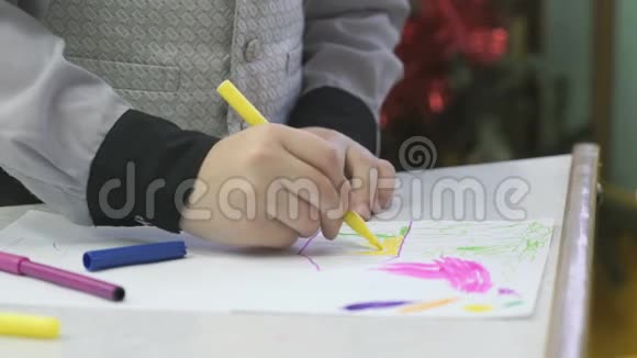 无名小男孩用毛毡尖画画视频的预览图