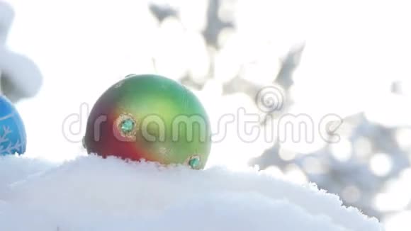 雪覆盖的冷杉树枝上的圣诞球视频的预览图